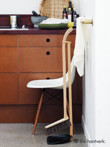 iris_hantverk_tall_dustpan_brush_set_lifestyle