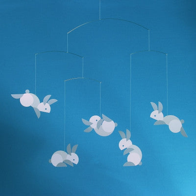 Flensted – Mobile Sospeso Coniglietti Rotanti In Acciaio – Grigio/Bianco – Design Danese 50x54 Cm