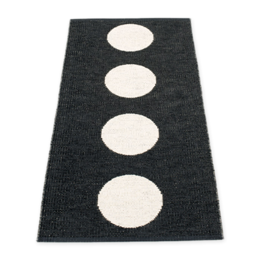 Pappelina Vera Rug Black & Vanilla 70 x 150 cm